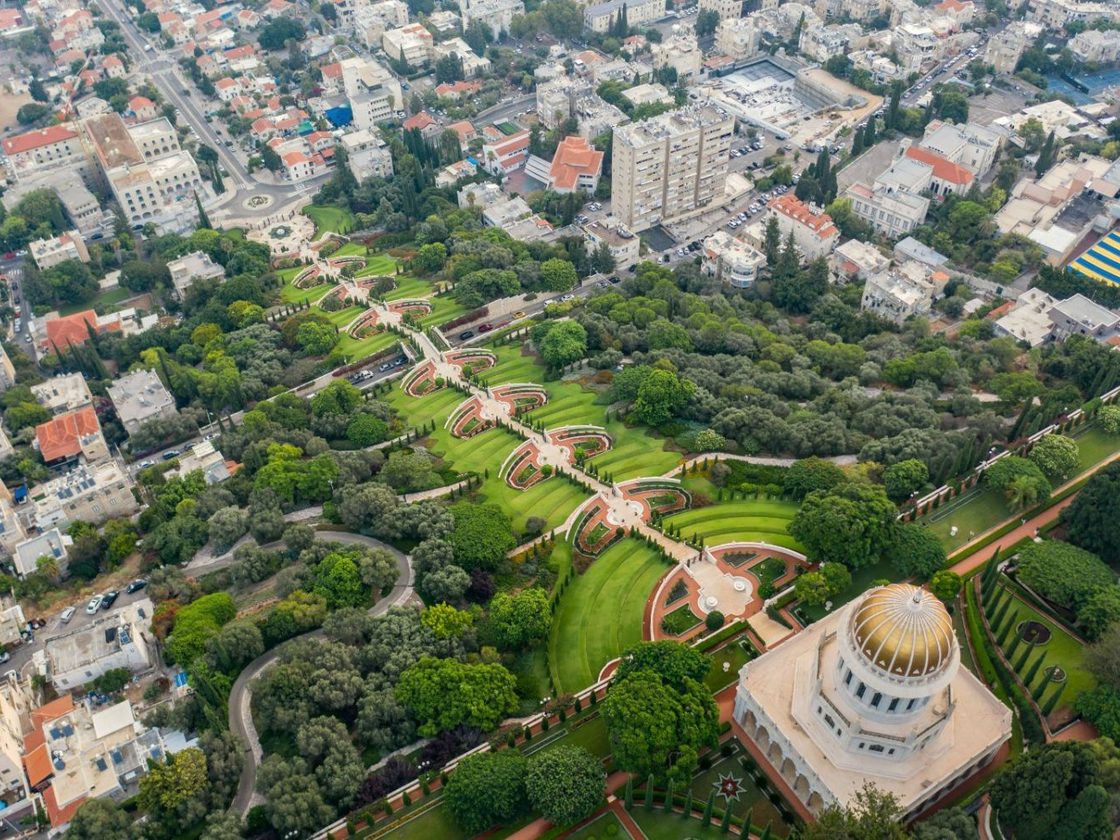 מבט אווירי על חיפה והגנים הבהאיים
